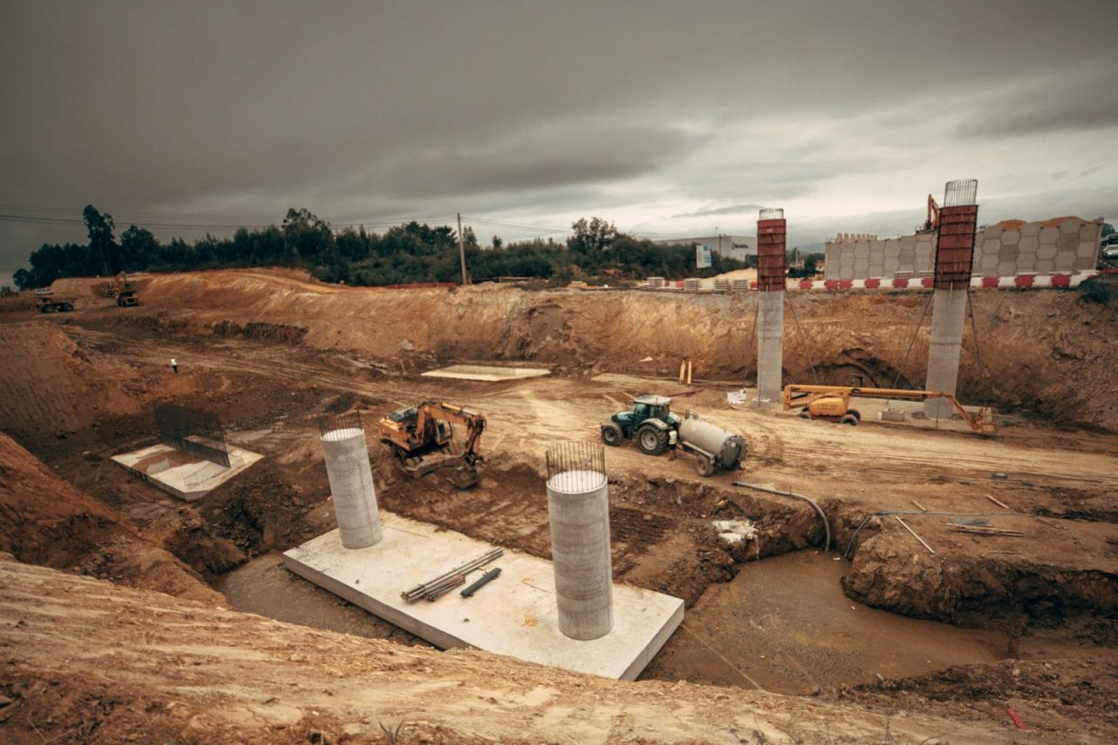 Industrial construction site with machinery in Espíritu Santo, Spain.