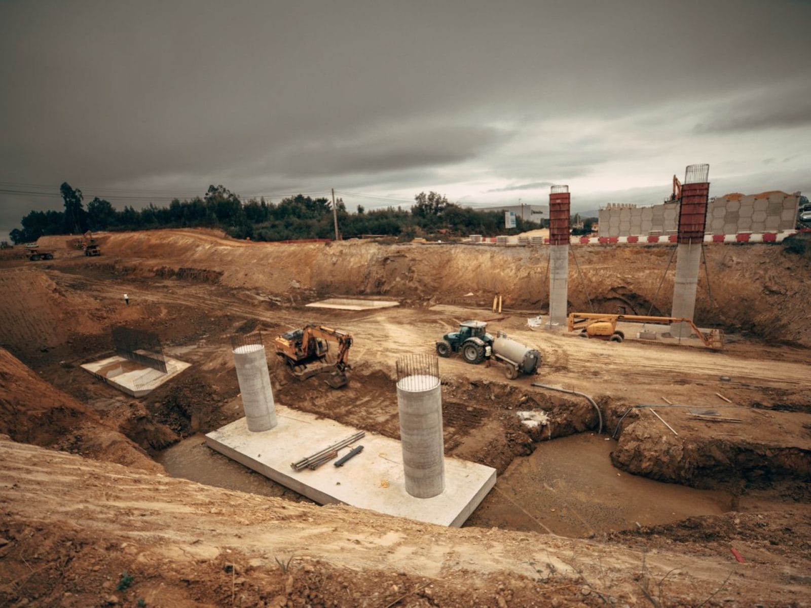 Industrial construction site with machinery in Espíritu Santo, Spain.